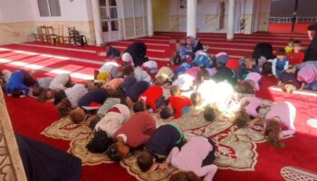 Les élèves de la mosquée avec l'école sont faits pour s'agenouiller: c'est la controverse