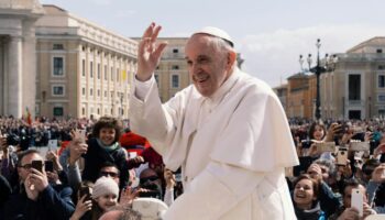 Minute de silence obligatoire à l'école pour le pape: accusations contre le MIM